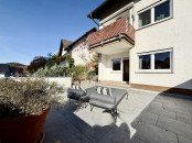 Hauptbild +++ Modernisierte DHH mit weitläufigem Hanggrundstück und PV-Anlage +++